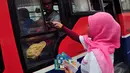 Sejumlah orang membagikan stiker di kawasan Bundaran HI, Jakarta, Selasa (12/9/2014). (Liputan6.com/Johan Tallo)