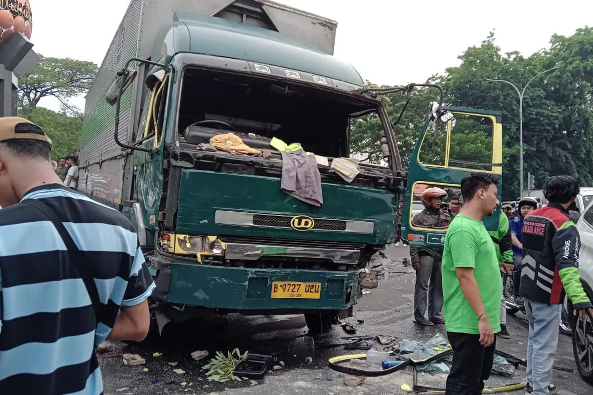 Sebuah truk kontainer berjalan melawan arah dan menabrak banyak pengguna jalan di kawasan Jalan Hasyim Asyari, Kota Tangerang. (Istimewa)