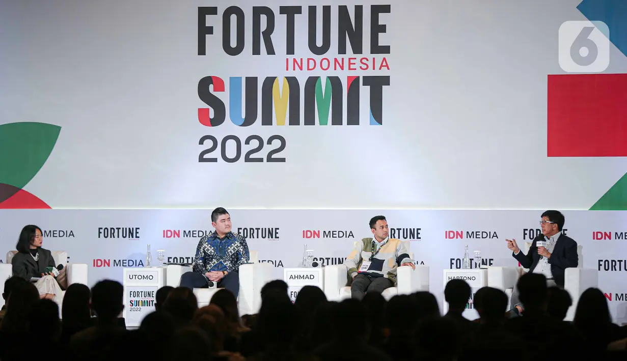 Managing Director EMTEK Sutanto Hartono (kanan), pemilik Rans Entertaiment Raffi Ahmad (kedua kanan), dan Founder and CEO IDN Media Winston Utomo (kedua kiri) saat menjadi pembicara pada Fortune Indonesia Summit 2022 di Jakarta, Kamis (19/5/2022). Fortune Indonesia Summit 2022 diisi dengan talkshow yang mengulas berbagai topik menarik seputar ekosistem bisnis. (Liputan6.com/Faizal Fanani)