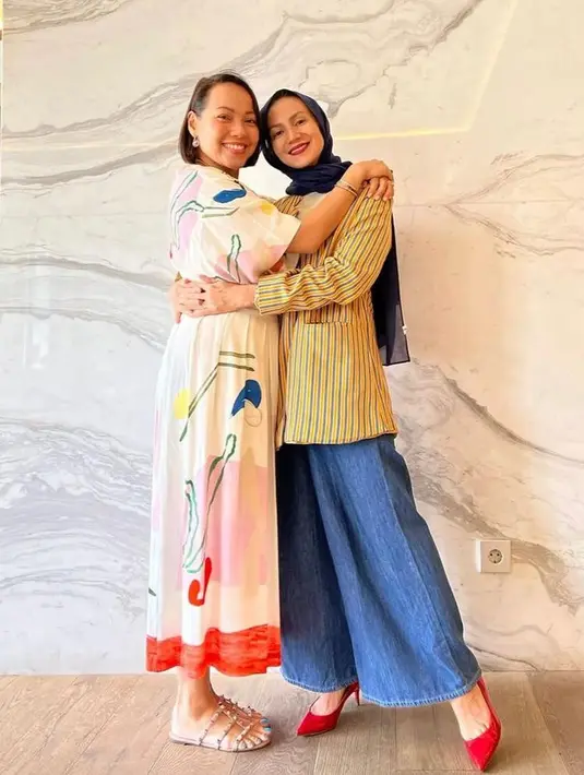 Kali ini, Wanda tampil stylish memadukan outer berwarna kuning dengan celana kulot jeans dan hijab pashmina warna navy. Heels warna merah pun membuat penampilannya semakin chic. (Instagram/wanda_hamidah).