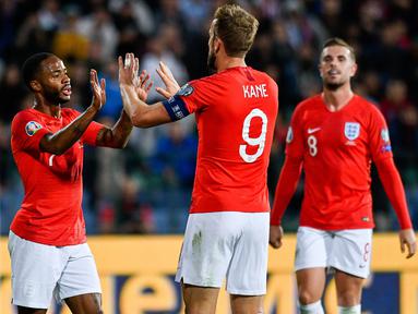 Para pemain Inggris merayakan gol yang dicetak Raheem Sterling ke gawang Bulgaria pada laga Kualifikasi Piala Dunia 2020 di Stadion Vasil Levski, Sofia, Senin (14/10). Bulgaria kalah 0-6 dari Inggris. (AFP/Nikolay Dychinov)