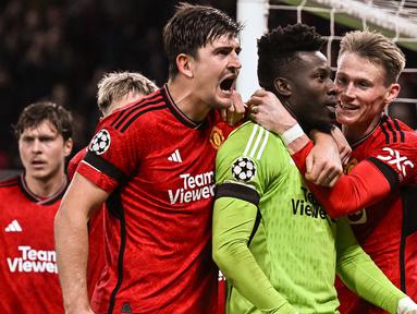Meski beberapa kali membuat blunder bersama Manchester United, akhirnya Andre Onana mampu menunjukkan aksi heroiknya saat mementahkan eksekusi penalti kontra FC Copenhagen pada matchday ketiga Liga Champions musim 2023/2024 (24/10/2023). Aksi yang juga berbuah tiga poin pertama MU di Liga Champions musim ini sekaligus membuktikan bahwa ia memang piawai dalam menggagalkan eksekusi penalti di pentas Eropa. Hingga kini ia tercatat telah menggagalkan 3 eksekusi penalti dari tiga pemain berbeda di Liga Champions. Berikut daftar lengkap ketiganya. (AFP/Paul Ellis)