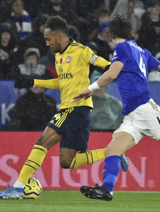 Penyerang Arsenal,  Pierre-Emerick Aubameyang membawa bola dari kawalan pemain Leicester City, Caglar Soyuncu pada pertandingan lanjutan Liga Inggris di Stadion King Power (10/11/2019). Leicester City menang 2-0 atas Arsenal. (AP Photo / Rui Vieira)