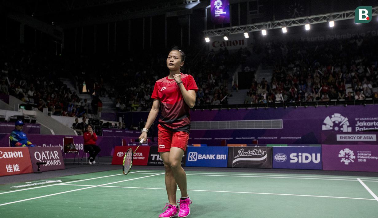 Pebulutangkis Indonesia, Fitriani, saat melawan wakil Hong Kong, Yip Pui Yin, pada laga Asian Games di Istora Senayan, Jakarta, Minggu (19/8/2018). Tim beregu putri Indonesia memastikan kemenangan atas Hong Kong 3-0. (Bola.com/Vitalis Yogi Trisna)