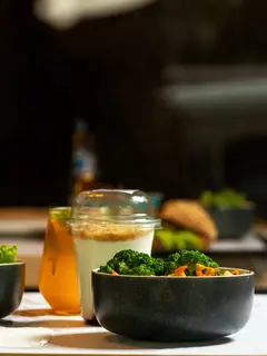 Menjada pola makan sehat dan seimbang dapat menjaga kesehatan kulit. (Foto: Unsplash/Farhad Ibrahimzade)