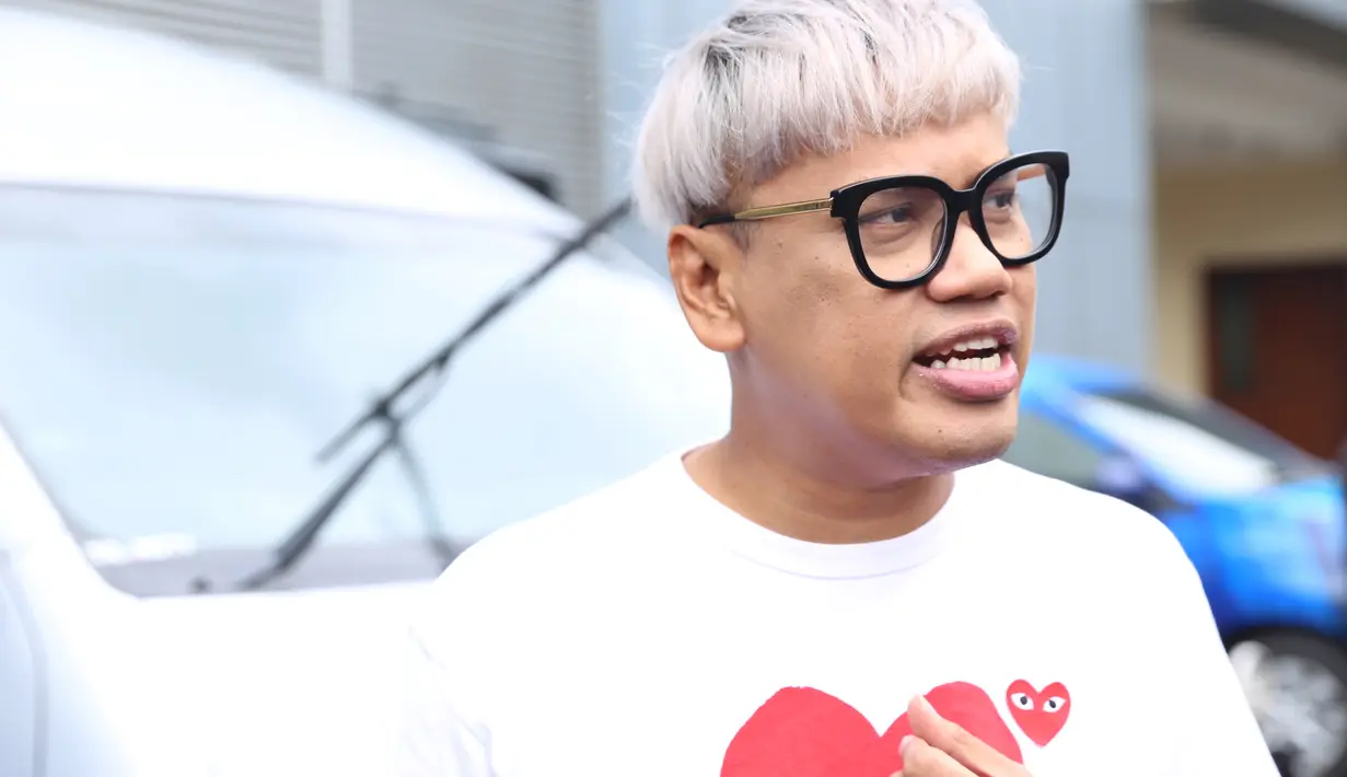 Antusias tinggi juga dirasakan kedua buah hatinya ketika menunggu waktu pemberangkatannya ke Amerika.  (Adrian Putra/Bintang.com)