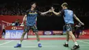 Ganda putra Indonesia, Kevin Sanjaya / Marcus Gideon, merayakan kemenangan atas rekan senegaranya pada Indonesia Masters 2019 di Istora Senayan, Jakarta, Jumat (25/1). Kevin / Marcus lolos ke semifinal. (Bola.com/Yoppy Renato)