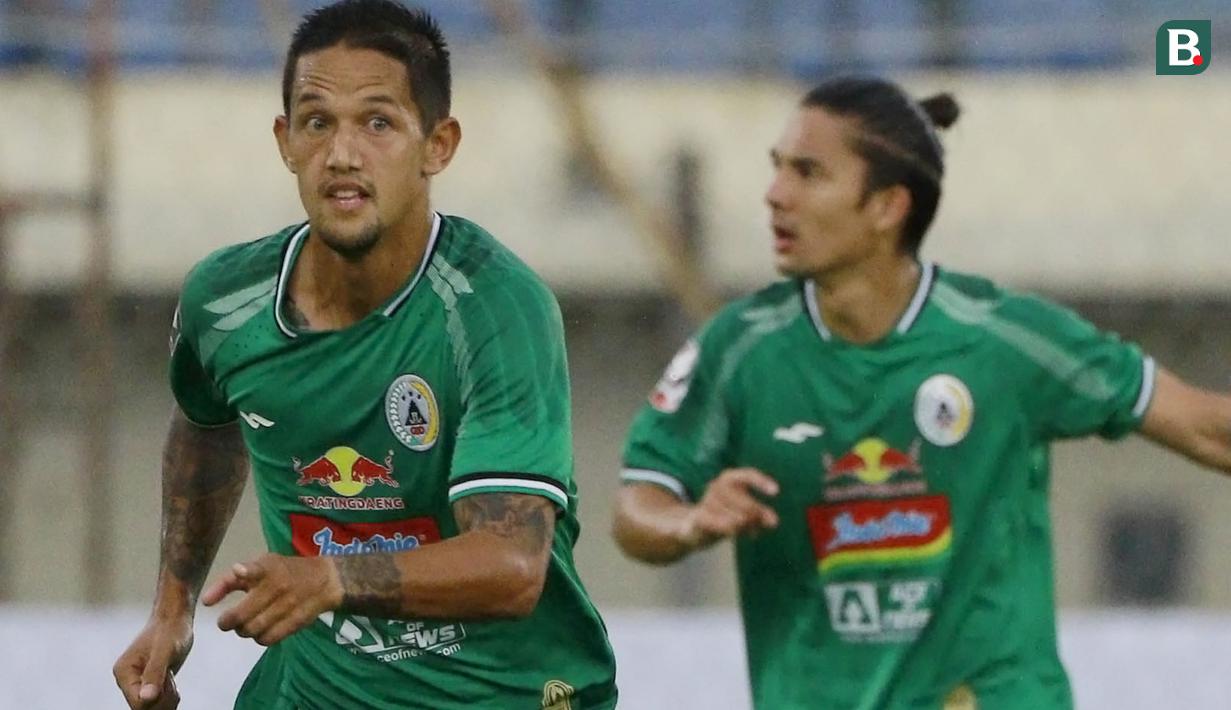 Dari luar lapangan saja kekompakan Irfan Bachdim dan Kim Jeffrey Kurniawan sudah tidak diragukan lagi, apalagi dalam tim untuk pertandingan. (Bola.com/M. Iqbal Ichsan)