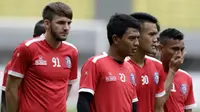Pemain Arema FC, Dedik Setiawan, mengamati instruksi saat latihan di Stadion Patriot, Bekasi, Jumat (29/3). Latihan ini persiapan jelang perempat final Piala Presiden 2019 melawan Bhayangkara FC. (Bola.com/Vitalis Yogi Trisna)