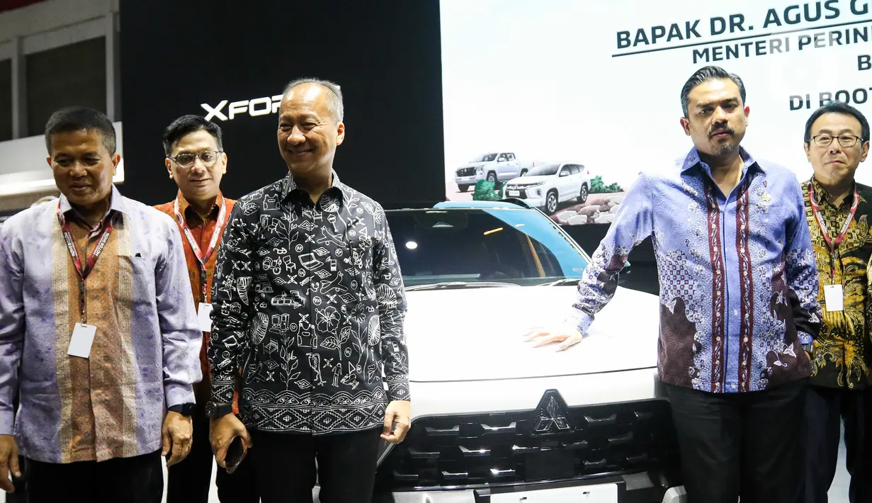 Menteri Perindustrian Agus Gumiwang Kartasasmita (ketiga kiri) bersama Menteri UMKM Maman Abdurrahman saat pembukaan Indonesia International Motor Show (IIMS) 2025 di JIExpo Kemayoran, Jakarta, Kamis (13/2/2025). (Liputan6.com/Herman Zakharia)