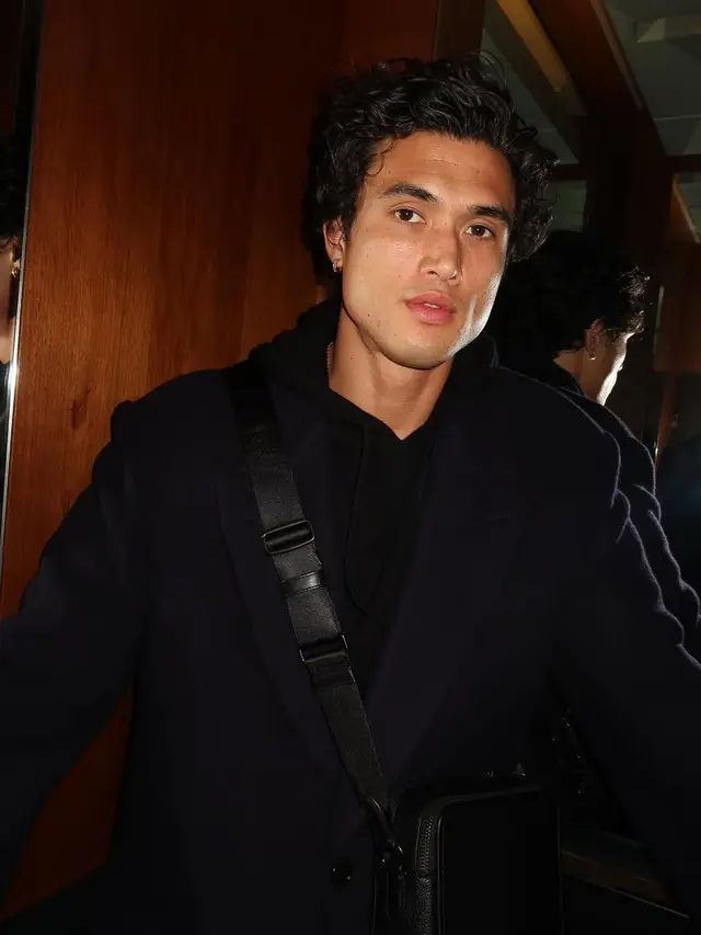 Potret Charles Melton yang Jadi Model Video Klip Lagu Jennie (credit: instagram/melton)