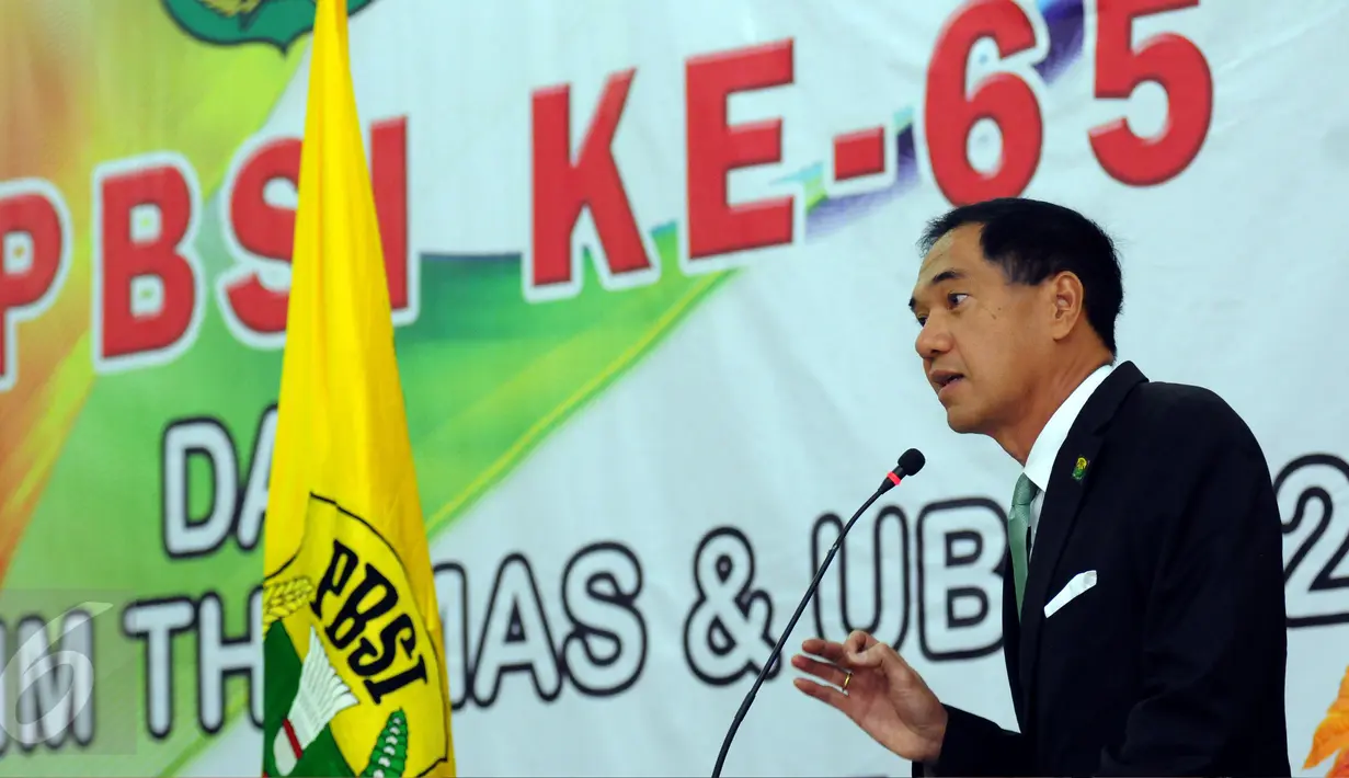 Ketua Umum PBSI Gita Wirjawan memberikan sambutan pada perayaan HUT Persatuan Bulutangkis Seluruh Indonesia ke-65 di Jakarta, Senin (9/5/2016). HUT PBSI diikuti dengan pelepasan tim Thomas dan Uber Indonesia. (Liputan6.com/Helmi Fithriansyah)