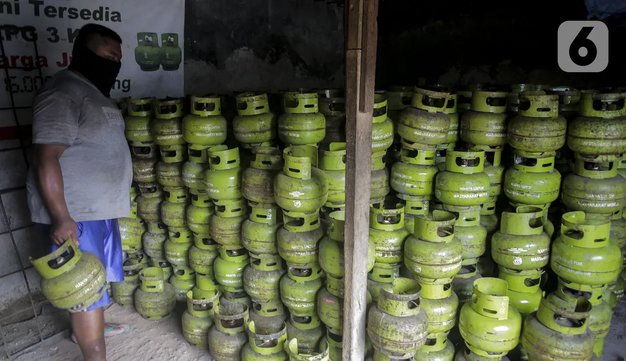 Pekerja saat bongkar muat elpiji 3 kilogram dari truk di Jakarta, Selasa (4/5/2021). Kepala Bidang Energi Dinas Tenaga Kerja Tranmigrasi dan Energi DKI Jakarta Edward mengatakan stok elpiji ukuran 3 kilogram dinyatakan aman hingga H+7 hari raya Idul Fitri. (Liputan6.com/Johan Tallo)