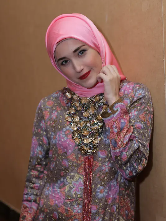 "Awalnya berat, apalagi di Palu kan panas. Tapi itu cuma awal-awal aja, ke sininya Alhamdulillah lancar dan mantap berhijab," ujarnya. (Andy Masela/Bintang.com)