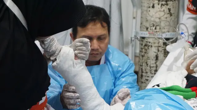 Penanganan cedera patah tulang terhadap jemaah haji lansia akibat terjatuh saat beribadah di Masjidil Haram. Tindakan medis ini dilakukan dokter spesialis orthopedi KKHI Makkah.