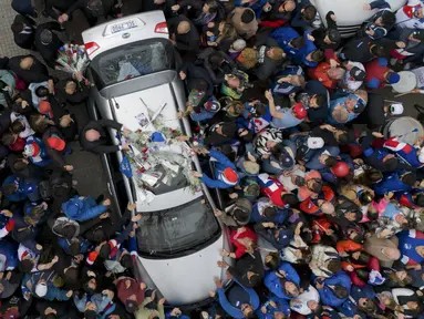 Orang-orang mengelilingi mobil jenazah yang membawa pesepak bola Juan Izquierdo setelah diadakan peringatan di klub sepak bola Nacional di Montevideo, Uruguay, Kamis (29/8/2024). (AP Photo/Matilde Campodonico)