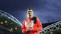 Bek Liverpool, Dejan Lovren menggenggam Shankly Trophy. (Reuters / Carl Recine)