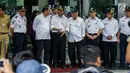 Menkoinfo Rudiantara (kedua kanan), Menhub Budi Karya Sumadi (tengah), Menteri PU (keempat kiri) saat menghadiri  Gelar Pasukan, membuka Posko Angkutan Lebaran Terpadu 2017 di Kementerian Perhubungan, Jakarta, Kamis (15/6). (Liputan6.com/Johan Tallo)
