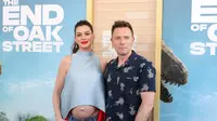 Anne Hathaway tunjukkan pesona bumil edgy dengan atasan asimetris dan jeans (Photo by KEVIN WINTER / GETTY IMAGES NORTH AMERICA / Getty Images via AFP)