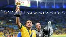 Prestasi terbaik Fred bersama Timnas Brasil ketika meraih juara pada Piala Konfederasi 2013 usai menaklukkan Spanyol 3-0. (EPA/Oliver Weiken)