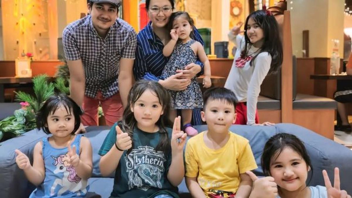 4 Potret Keharmonisan Keluarga Rama Michael dengan 6 Anak, Hangat Penuh Keceriaan