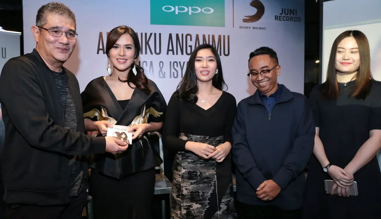 "Tapi hal itu justru makin menarik buat aku jadi kita makin seru nyari persamaan-persamaan dan referensi-referensi," lanjutnya. (Adrian Putra/Bintang.com)