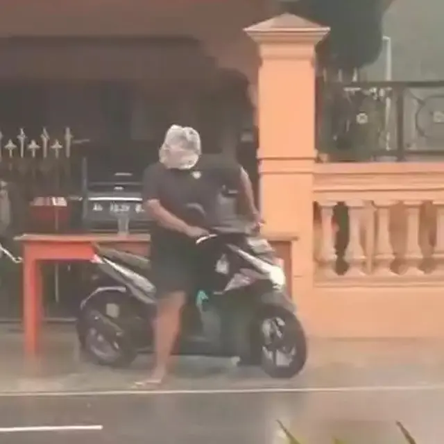 6 Potret Orang Akali Benda Jadi Payung Ini Kocak, Ide Cemerlang saat Kepepet
