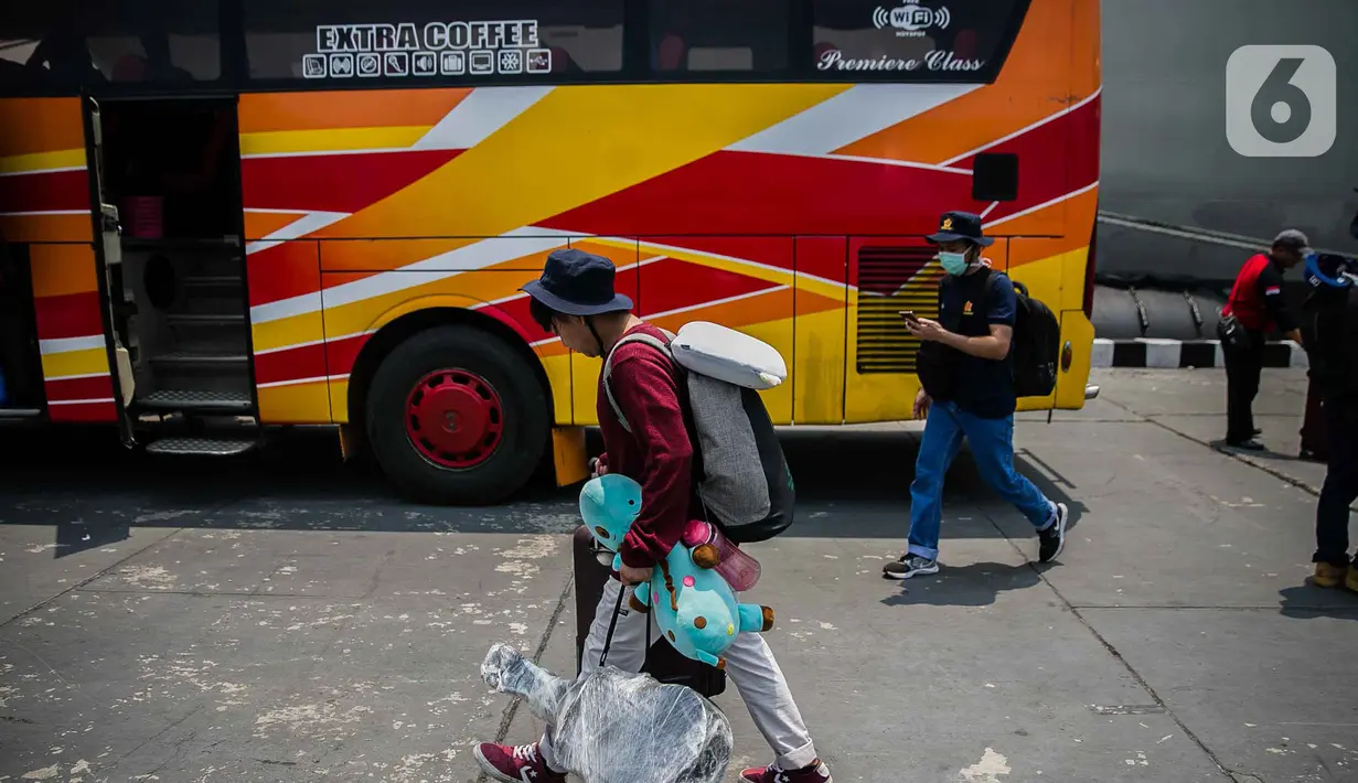 WNI ABK World Dream tiba di di Kolinlamil, Tanjung Priok, Jakarta Utara, Sabtu (14/3/2020). Sebanyak 188 WNI ABK World Dream telah usai jalani masa observasi di Pulau Sebaru, kondisinya sudah sangat baik dan sehat untuk bisa kembali ke rumahnya masing-masing. (Liputan6.com/Faizal Fanani)