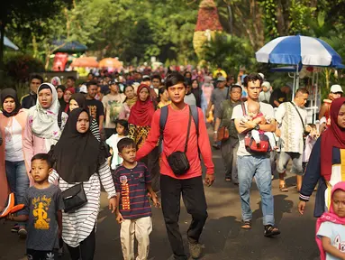 Pengunjung memadati Taman Margasatwa Ragunan (TMR), Jakarta, Kamis (6/6/2019). Setidaknya sebanyak 49.394 warga Ibu Kota dan sekitarnya mengisi libur Lebaran bersama keluarga dengan mengunjungi destinasi liburan murah meriah tersebut. (Liputan6.com/Immanuel Antonius)