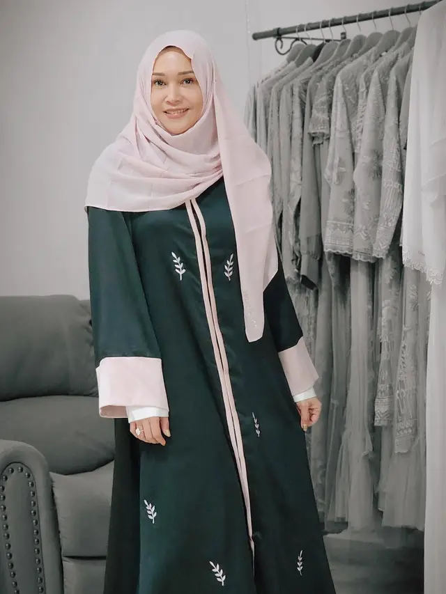 8 Inspirasi Outfit Gamis Elegan ala Maia Estianty, Bikin Penampilan Makin Memukau