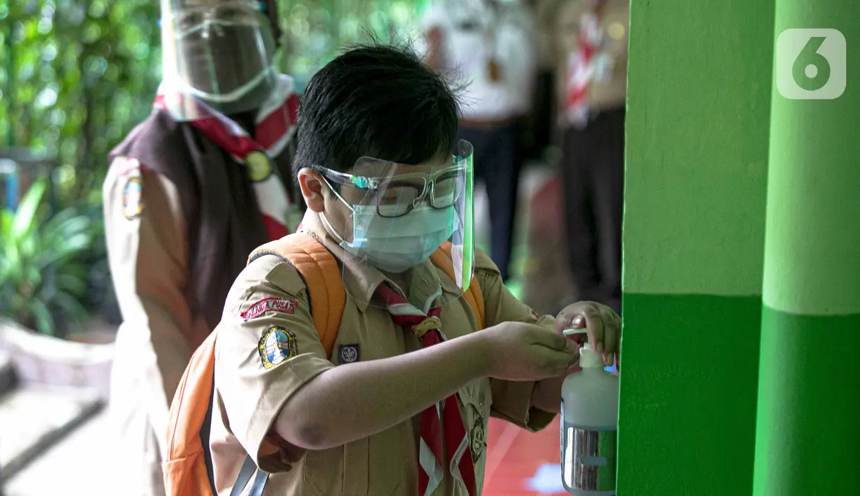 Siswa menggunakan hand sanitizer sebelum memasuki ruang kelas pada pada hari pertama uji coba Pembelajaran Tatap Muka (PTM) di SDN Kenari 08 Pagi Jakarta, Rabu (7/4/2021). Pemprov DKI Jakarta mulai melakukan uji coba pembelajaran tatap muka secara terbatas di 100 sekolah (Liputan6.com/Faizal Fanani)