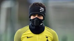 Gelandang Tottenham Hotspur, Dele Alli ambil bagian dalam sesi latihan di Tearham Hotspur's Enfield Training Centre, London, Selasa (6/3). Tottenham sukses meraih hasil imbang 2-2 di markas Juventus dalam pada pertama. (GLYN KIRK/AFP)