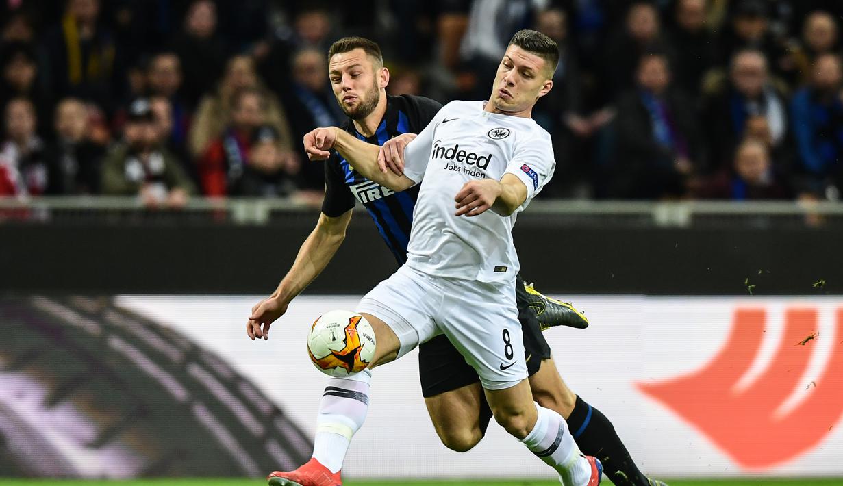 Aksi Luka Jovic pada leg kedua, babak 16 besar Liga Europa yang berlangsung di Stadion Giuseppe Meazza, Jumat (15/3). Inter Milan kalah 0-1 kontra Eintracht Frankfurt. (AFP/Miguel Medina)