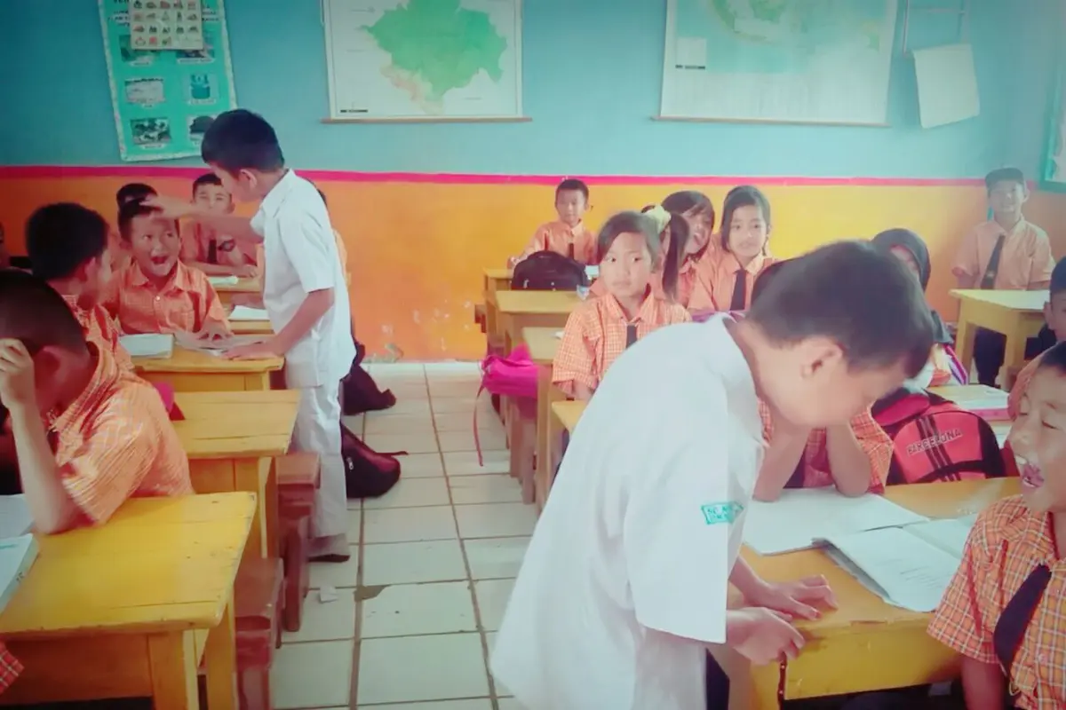 Kala para Kader Gigi Sehat memeriksa gigi teman-teman sekelasnya (Foto: Dok. Denie Candra Asmara)