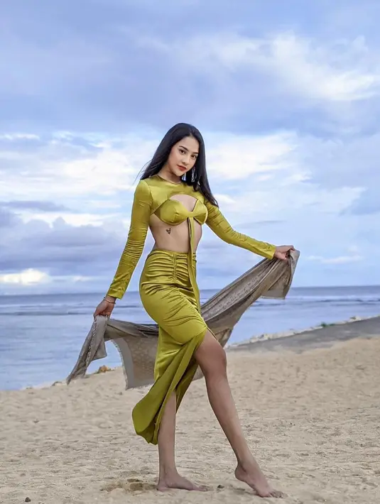 Kalau sebelumnya diberitakan Anya sangat romantis dengan pasangan saat memberikan barang-barang seperti bunga dan cincin. Namun untuk sekarang ternyata berbeda. Anya punya definisi baru tentang romantis. (Instagram/anyageraldine)