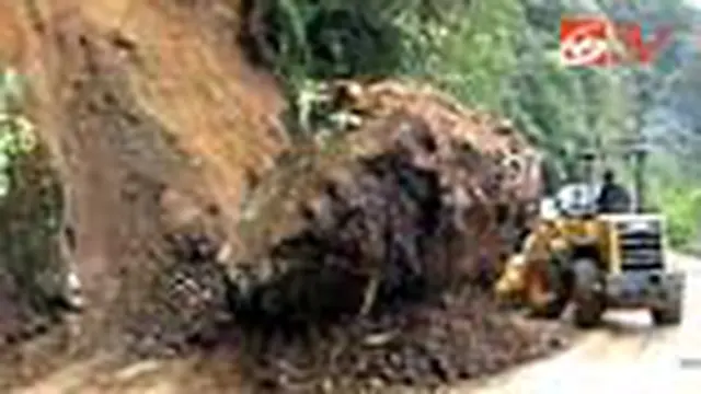 Longsor Menutupi Jalur Padang-Jambi