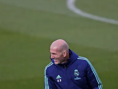 Pelatih Real Madrid, Zidane tersenyum saat sesi latihan di Valdebebas di Madrid, Spanyol (5/11/2019). Real Madrid akan melawan wakil Turki, Galatasaray pada Grup A Liga Champions di Estadio Santiago Bernabeu. (AP Photo/Manu Fernandez)