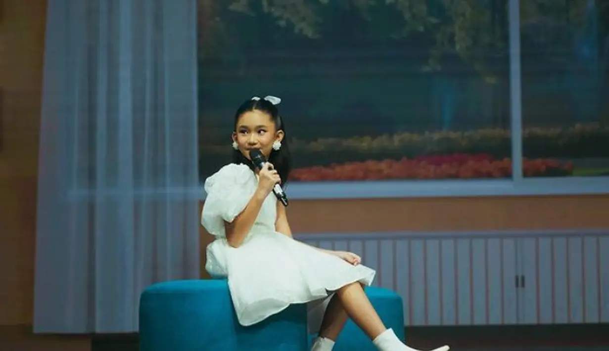 Gaya Bilqis semakin stunning mengenakan boots putih heels yang serasi dengan dressnya. [@ayutingting92]