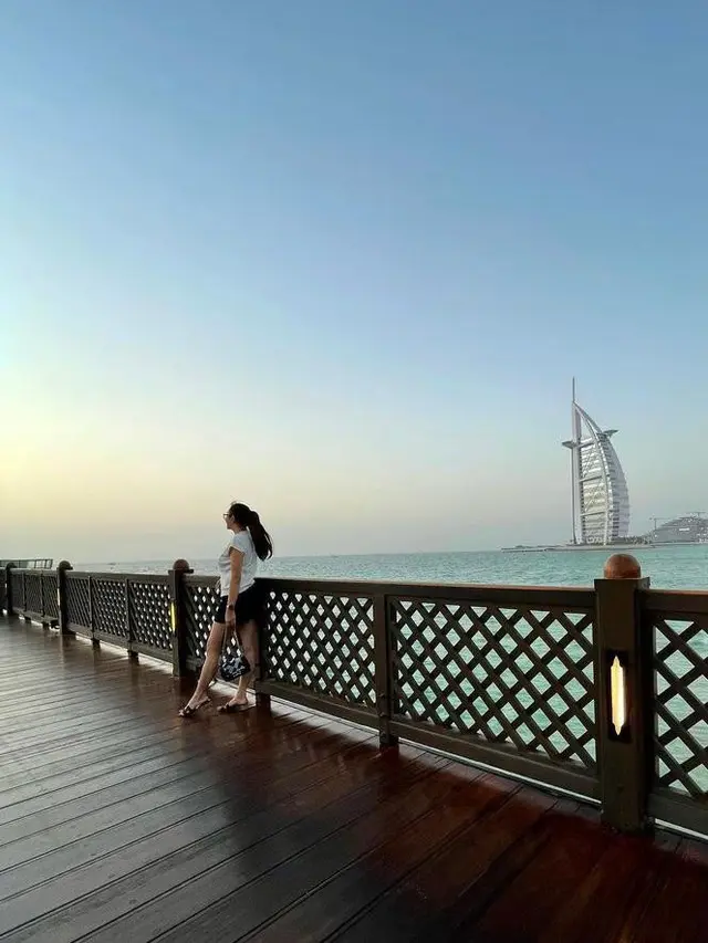 6 Potret Gaya Liburan Aura Kasih di Dubai, Nikmati Waktu Sendiri