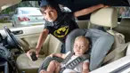 Zavi bahkan lebih hebat dari pada petugas kepolisian yang berusaha membuka paksa pintu mobil itu. 
