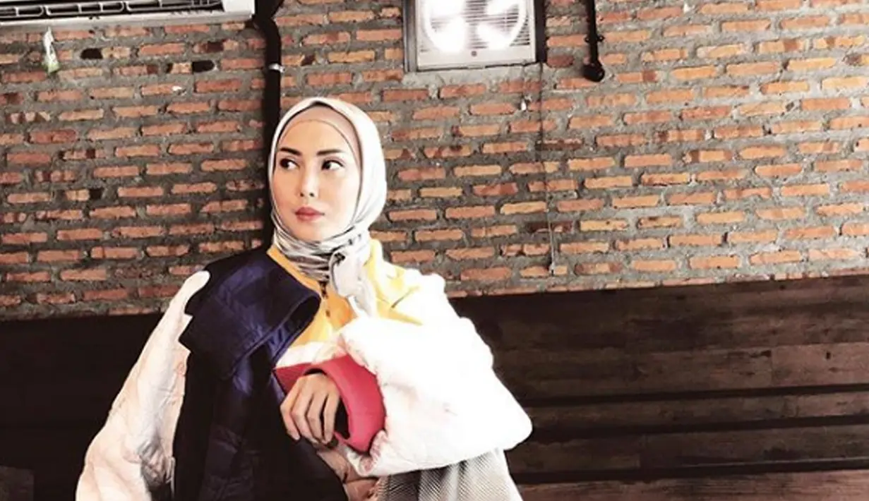 Istri Arie Untung, Fenita Arie saat berpose dengan mengenakan hijab. Keputusan Fenita memakai hijab mendapat beragam komentar dari warga dunia maya. (Instagram/fenitarie)