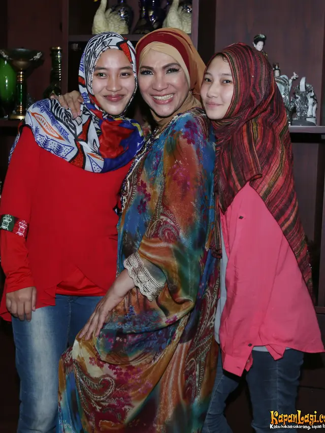 6 Momen Kenangan Dorce Gamalama dengan Anak Angkatnya, Harmonis
