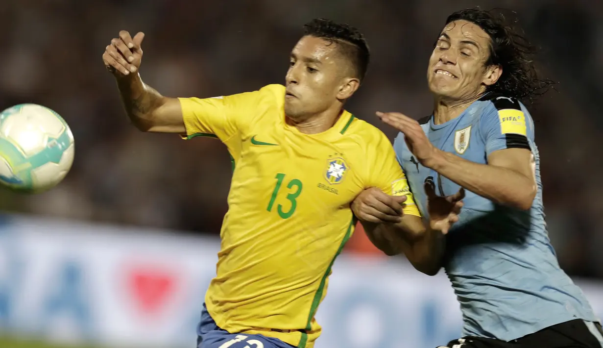 Pemain Uruguay, Edinson Cavani dan pemain Brasil, Marquinhos (kiri) berebut bola saat laga kualifikasi Piala Dunia 2018 zona Amerika Selatan di Stadion Centenario, Kamis (23/3). Timnas Brasil menang 4-1 atas tuan rumah Uruguay (AP Photo/Natacha Pisarenko)