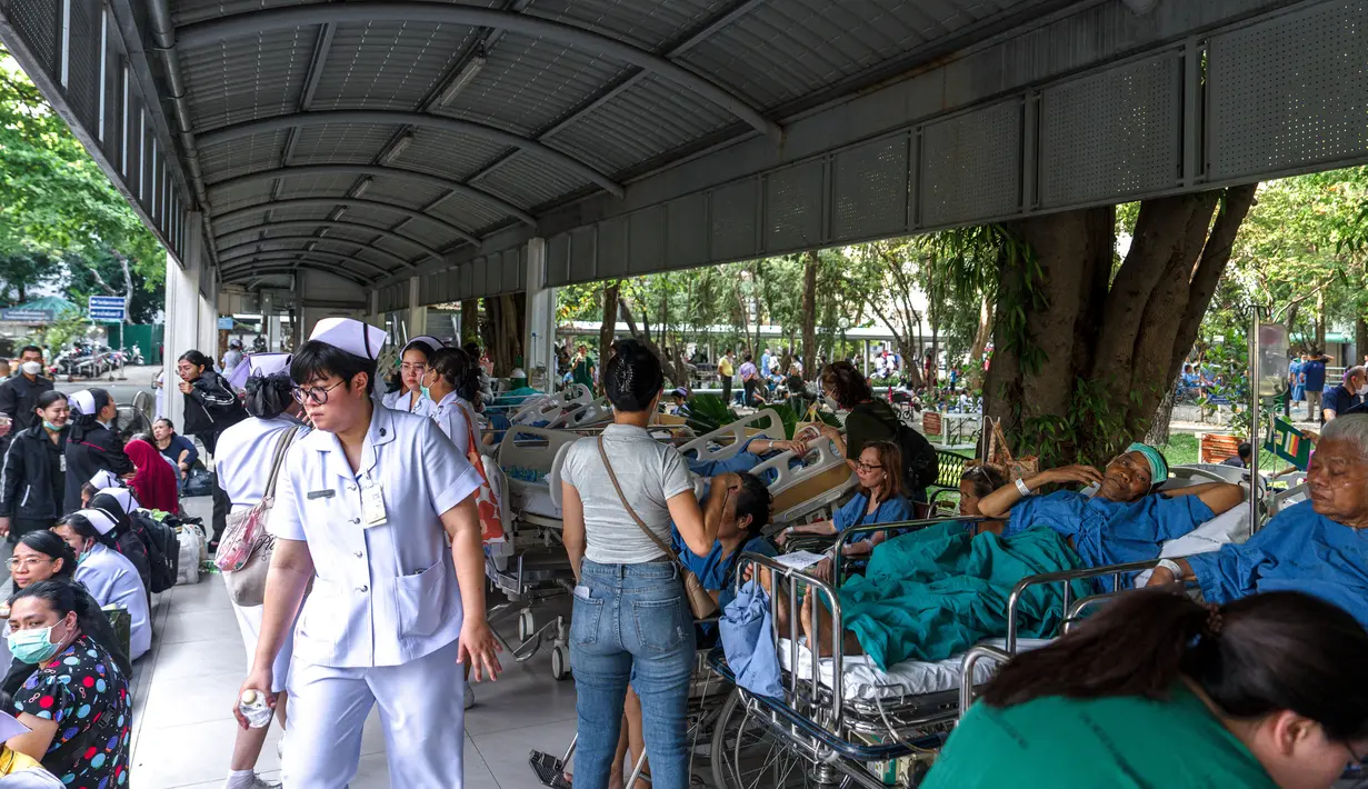 Sebelumnya, gempa bumi dahsyat mengguncang Myanmar tengah pada 28 Maret 2025, membuat jalan-jalan di ibu kota Naypyidaw lumpuh, merusak bangunan, dan memaksa orang-orang mengungsi ke jalan-jalan di negara tetangga, Thailand. (Chanakarn Laosarakham/AFP)