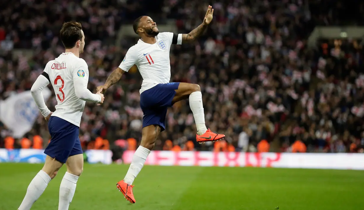 Penyerang Inggris, Raheem Sterling (kanan) berselebrasi usai mencetak hattrick saat pertandingan melawan Republik Ceko pada grup A babak kualifikasi Euro 2020 di stadion Wembley di London (22/3). Inggris menang telak atas Ceko 5-0. (AP Photo/Tim Irlandia)