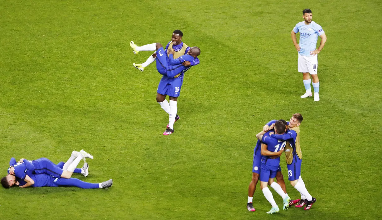 Para pemain Chelsea merayakan gelar juara Liga Champions usai menaklukkan Manchester City pada laga final di Stadion Dragao, Minggu (30/5/2021). Chelsea menang dengan skor 1-0. (Carl Recine/Pool via AP)