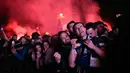 Ekspresi bahagia sejumlah fans Atalanta saat menggelar nonton bareng final Liga Europa 2023 melawan Bayer Leverkusen di Bergamo, Italia, Kamis  (23/05/2024) dini hari WIB. (AFP/Marco Bertorello)