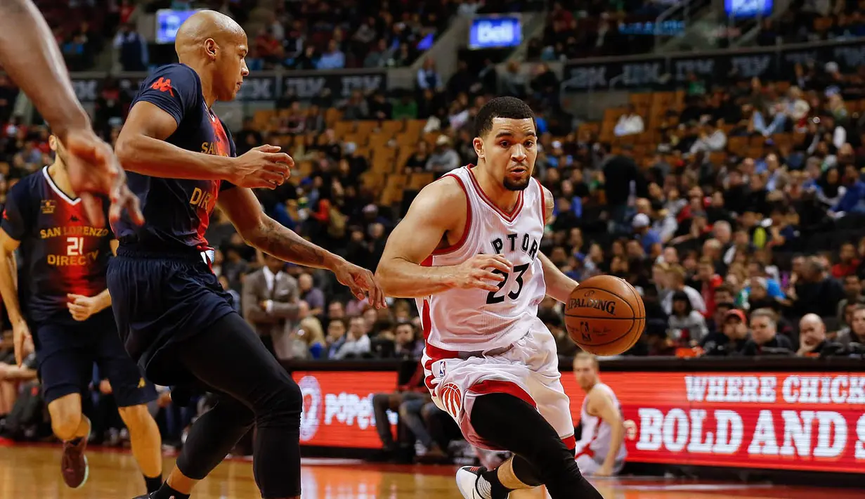 Guard Toronto Raptors, Fred Van Vleet, berusaha melewati guard San Lorenzo, Guillermo Diaz, pada laga pramusim NBA di Rogers Center, Toronto, Sabtu (15/10/2016). Raptors menang 122-105 atas San Lorenzo. (USA Today Sports/Kevin Sousa)