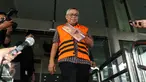 Anggota DPRD Sumatera Utara Fraksi Demokrat Guntur Manurung berjalan menuju mobil tahanan usai menjalani pemeriksaan oleh penyidik di gedung KPK, Jakarta, Kamis, (11/8). (Liputan6.com/Helmi Afandi)