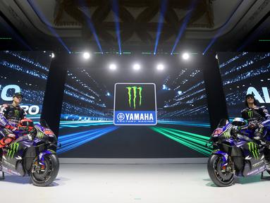 Pembalap Monster Energy Yamaha, Fabio Quartararo dan Alex Rins, hadir dalam acara launching motor baru untuk mengarungi MotoGP 2026 di Jakarta, Rabu (21/1/2026). (Bola.com/M Iqbal Ichsan)